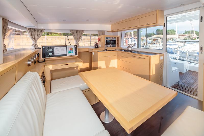 Book yachts online - catamaran - Lagoon 400 S2 - Adorable - Standard line - rent