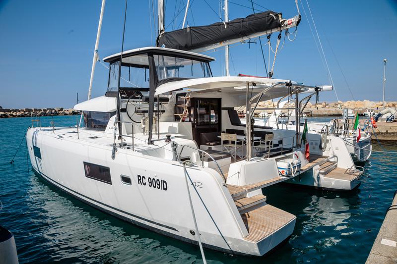 Book yachts online - catamaran - Lagoon 42 - Cucuncio - Comfort line - rent