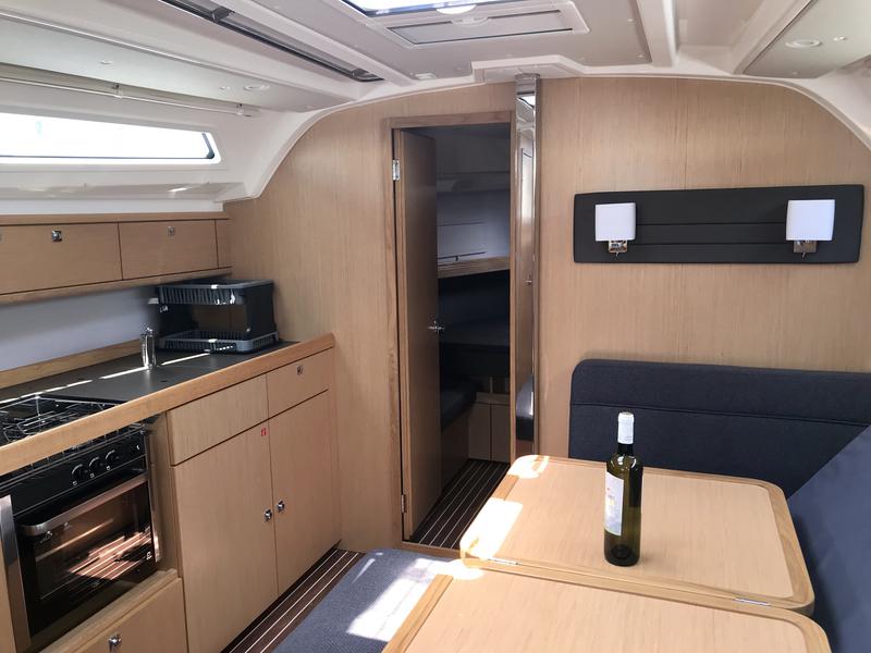 Book yachts online - sailboat - Bavaria Cruiser 41 - Leonidas - rent
