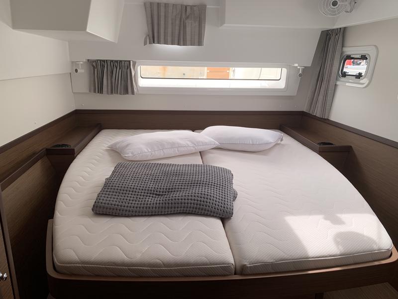 Book yachts online - catamaran - Lagoon 42 - Zoe - rent