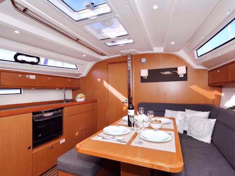 Book yachts online - sailboat - Bavaria Cruiser 41 - Calamari - rent