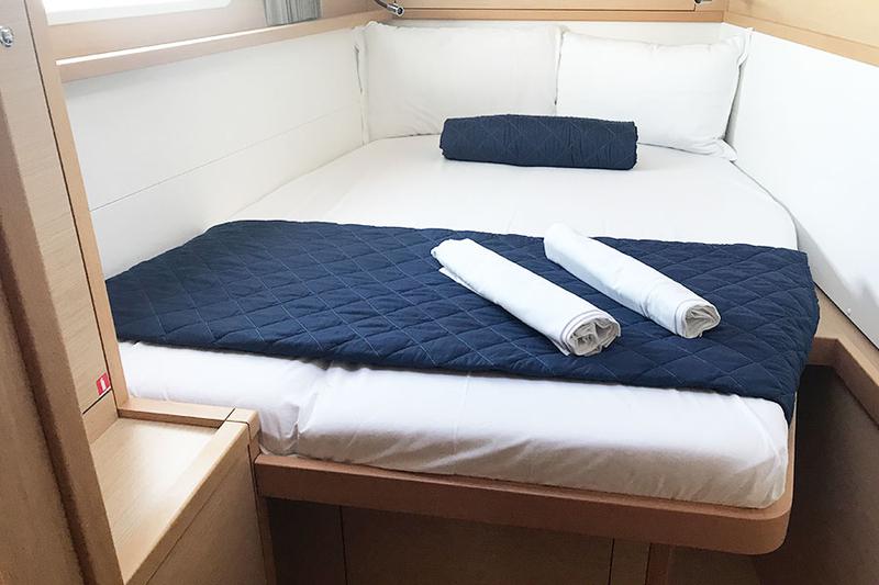 Book yachts online - catamaran - Lagoon 450  Fly (A/C-Generator-Watermaker-SolarPanel) - Corona Borealis - rent