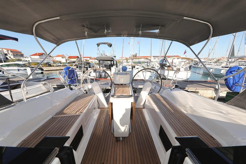 Book yachts online - sailboat - Hanse 388 - LoTi - rent