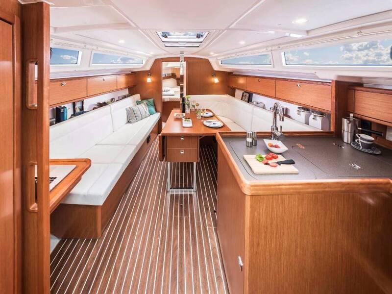 Book yachts online - sailboat - Bavaria Cruiser 34 - 3 cab - Feeling Good - rent