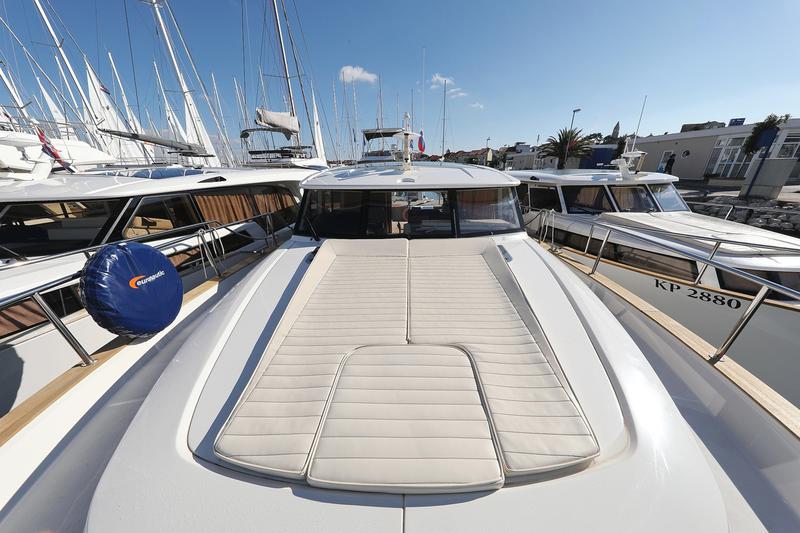 Book yachts online - motorboat - Greenline 40 - Lady ELMA - rent