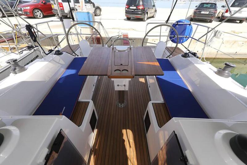 Book yachts online - sailboat - Bavaria C38 - Blue Note - rent