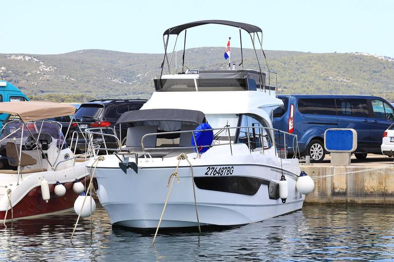 Book yachts online - motorboat - Antares 11 Fly OB - Solis - rent