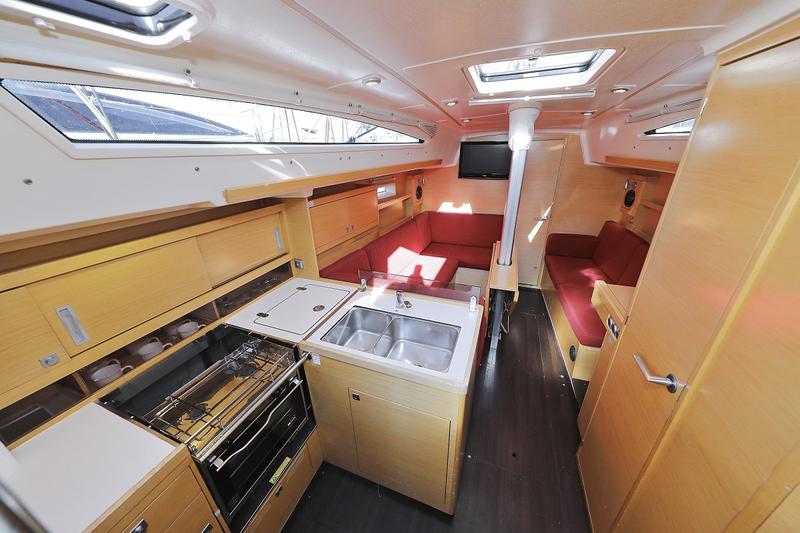 Book yachts online - sailboat - Elan 350 - X-Ray - rent