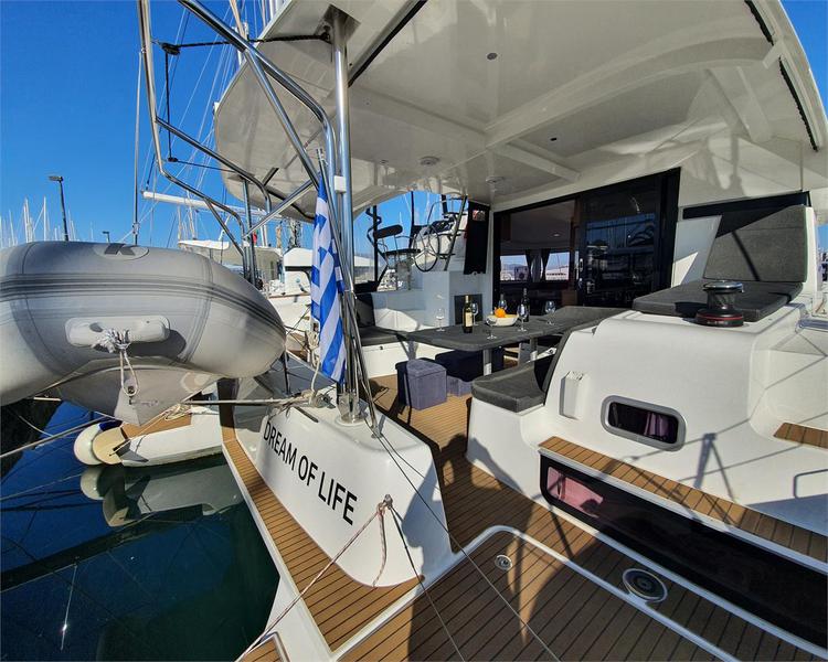 Book yachts online - catamaran - Lagoon 42 - Dream of Life - rent