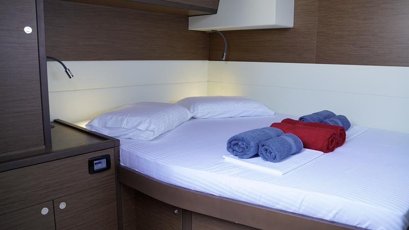 Book yachts online - catamaran - Lagoon 52 - Blue Velvet - rent