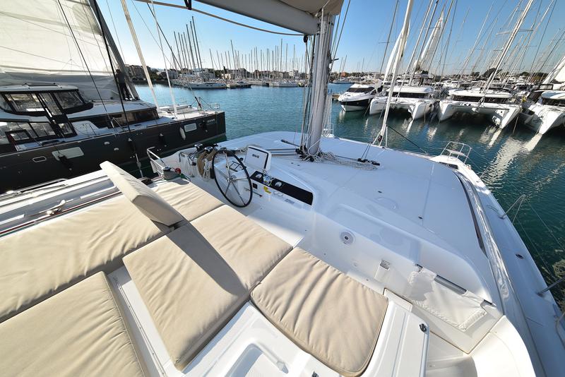 Book yachts online - catamaran - Lagoon 46 - MIDLIFE CRISIS - rent