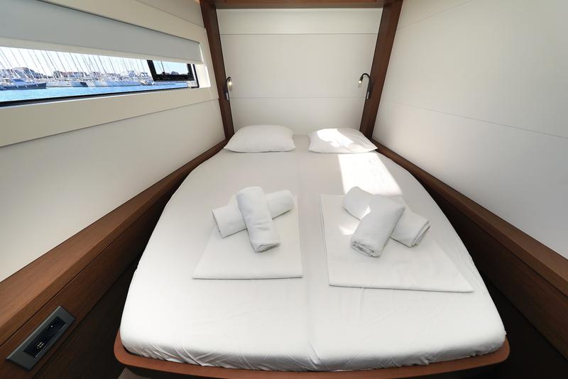 Book yachts online - catamaran - Lagoon 46 - MIDLIFE CRISIS - rent