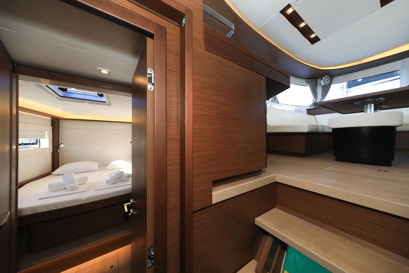 Book yachts online - catamaran - Lagoon 46 - MIDLIFE CRISIS - rent