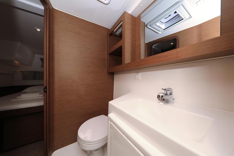 Book yachts online - catamaran - Lagoon 42 - ZEUS - rent