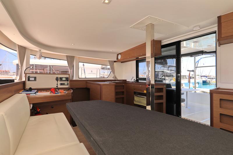Book yachts online - catamaran - Lagoon 42 - ZEUS - rent