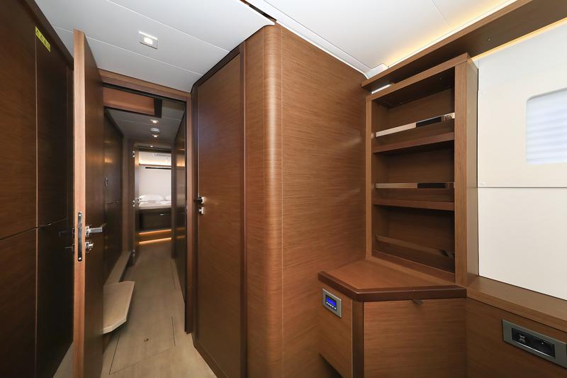 Book yachts online - catamaran - Lagoon 46 - MAJESTIC - rent