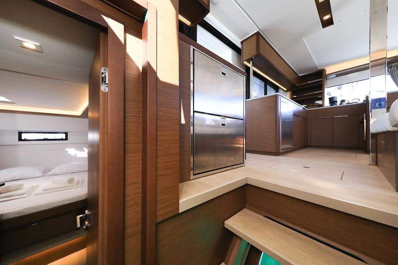 Book yachts online - catamaran - Lagoon 46 - MAJESTIC - rent