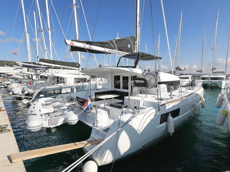 Book yachts online - catamaran - Lagoon 40 - NINA II - rent
