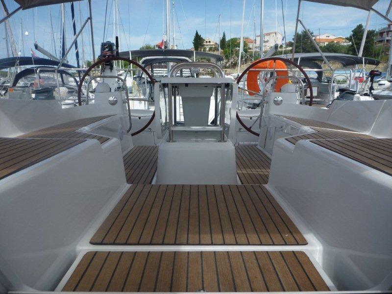 Book yachts online - sailboat - Jeanneau 53 - Triton - rent