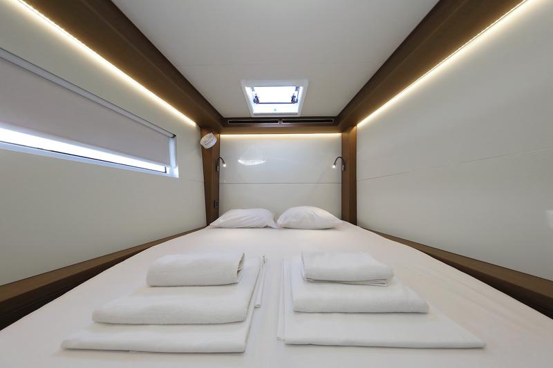 Book yachts online - catamaran - Lagoon 50 - SHADOW - rent