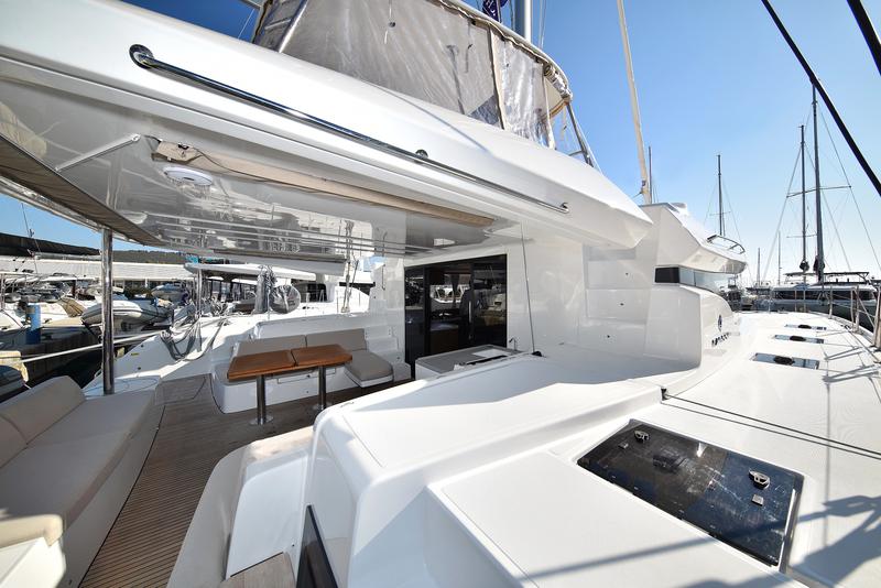 Book yachts online - catamaran - Lagoon 50 - SHADOW - rent