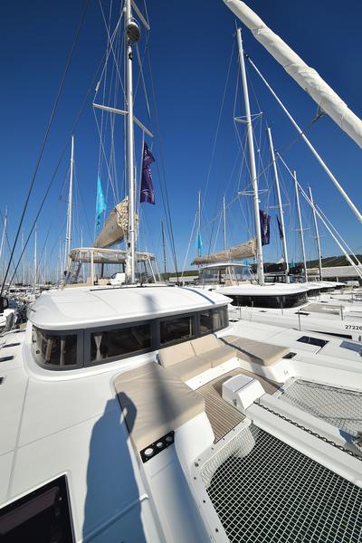 Book yachts online - catamaran - Lagoon 50 - SHADOW - rent