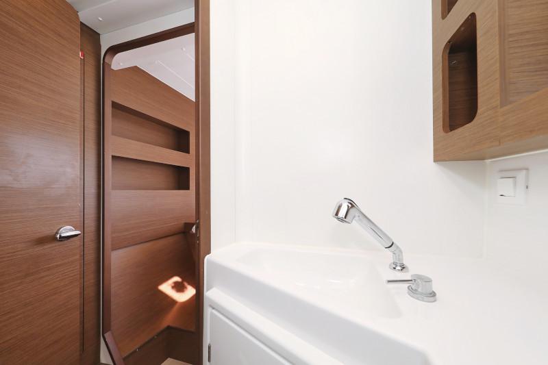 Book yachts online - catamaran - Lagoon 42 - ROYAL SALUTE - rent
