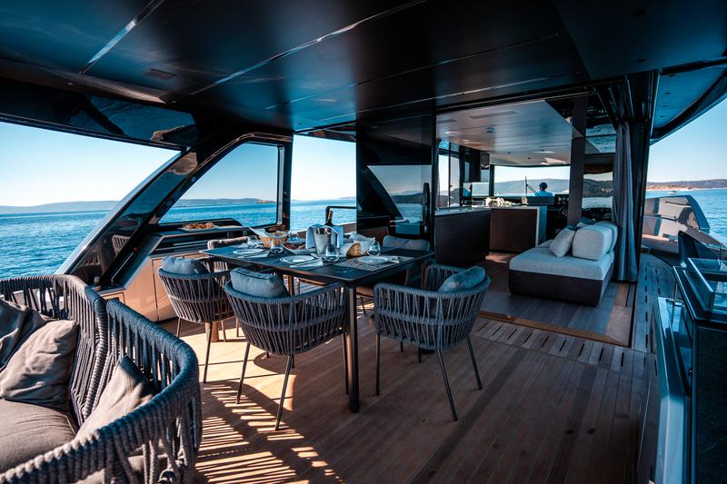 Book yachts online - motorboat - Explorer 62 - Niko - rent