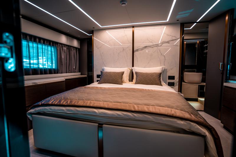 Book yachts online - motorboat - Explorer 62 - Niko - rent