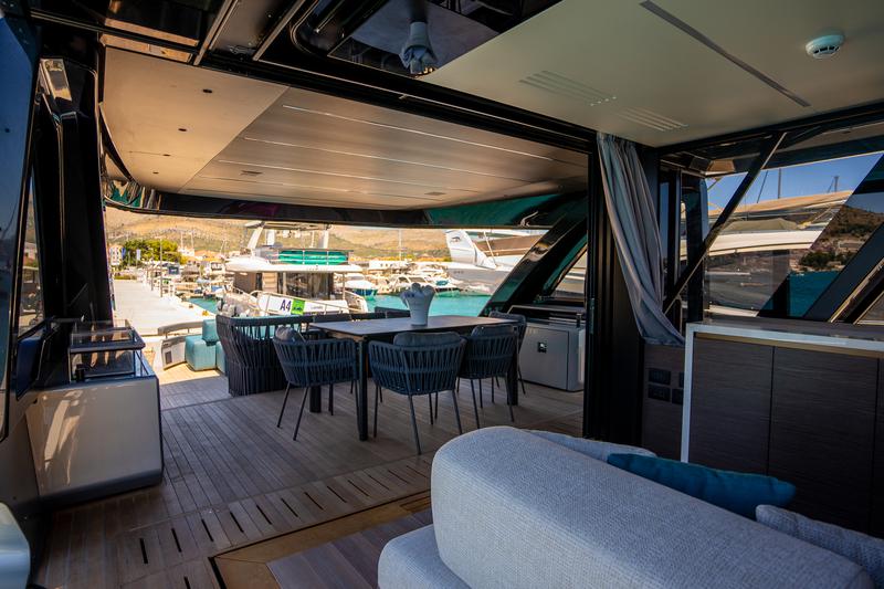 Book yachts online - motorboat - Explorer 62 - Niko - rent