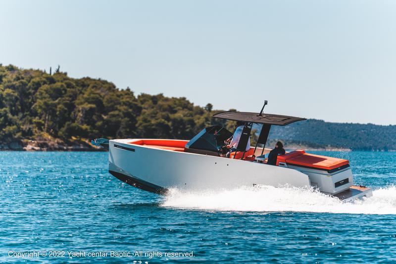 Book yachts online - motorboat - De Antonio D28 Open - LUI - rent