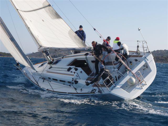 Book yachts online - sailboat - First 35 - Scorpio - rent