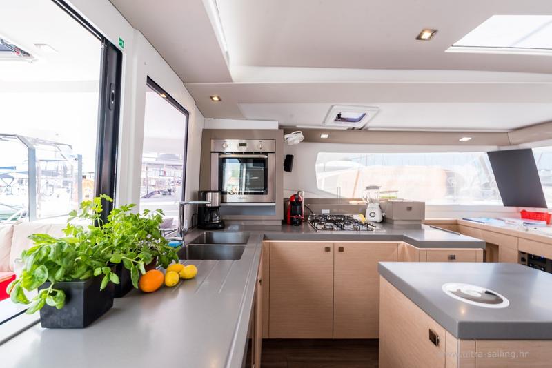 Book yachts online - catamaran - Saona 47 - DESAFINADO - rent