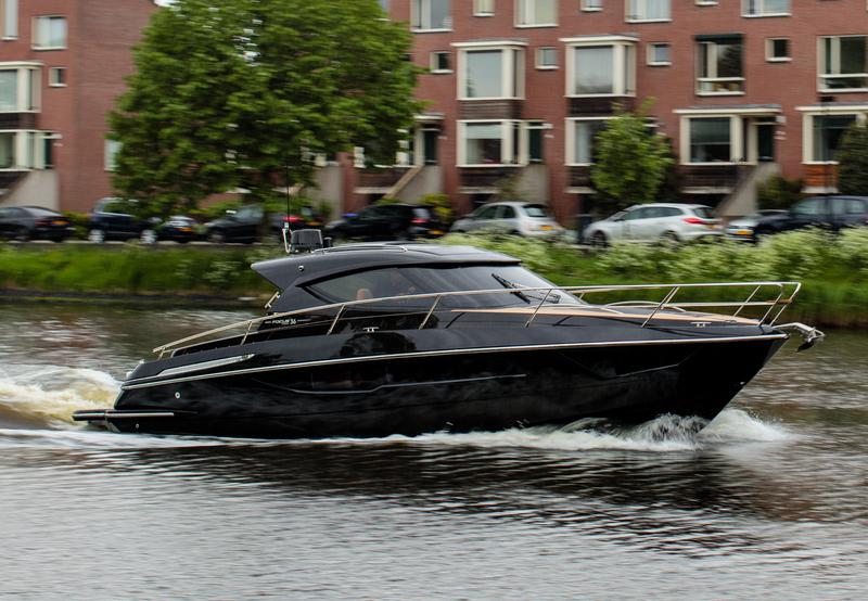 Book yachts online - motorboat - Focus Power 36 Hard Top - JOKER - rent