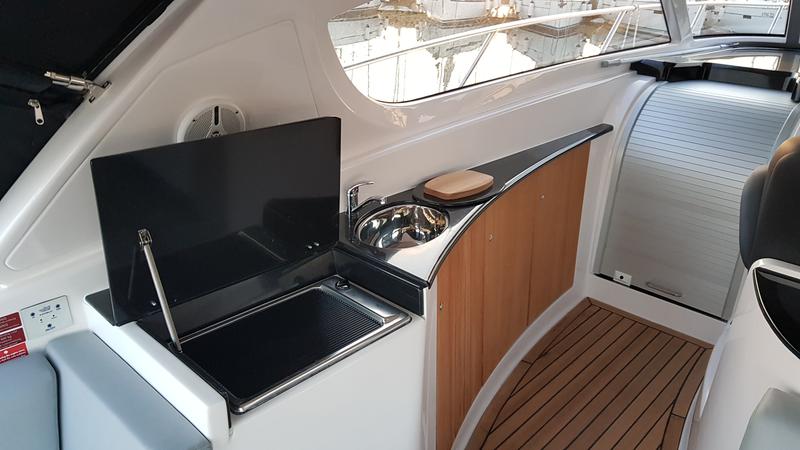 Book yachts online - motorboat - Focus Power 44 Hard Top - PHOENIX I - rent