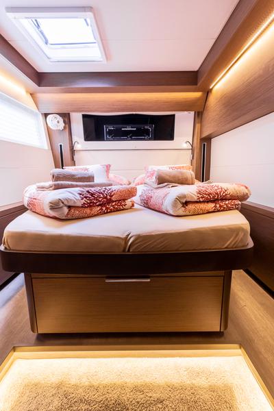 Book yachts online - catamaran - Lagoon 50 LUX - PRINCESS KISS - rent
