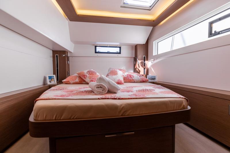 Book yachts online - catamaran - Lagoon 46 - HANGOVER - rent