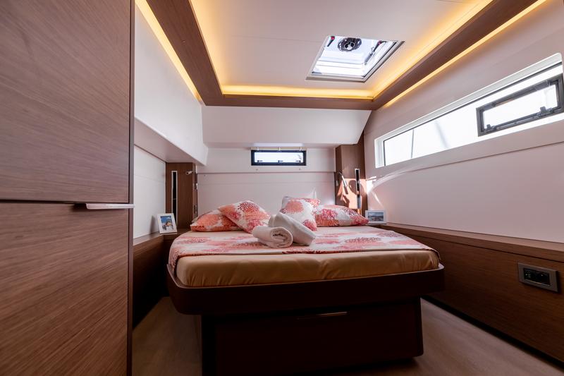 Book yachts online - catamaran - Lagoon 46 - HANGOVER - rent