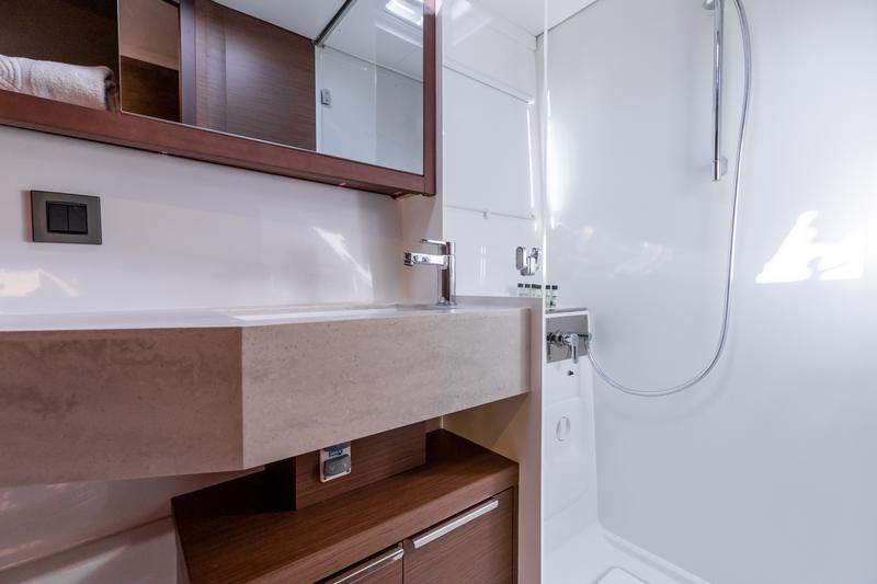 Book yachts online - catamaran - Lagoon 46 - HANGOVER - rent