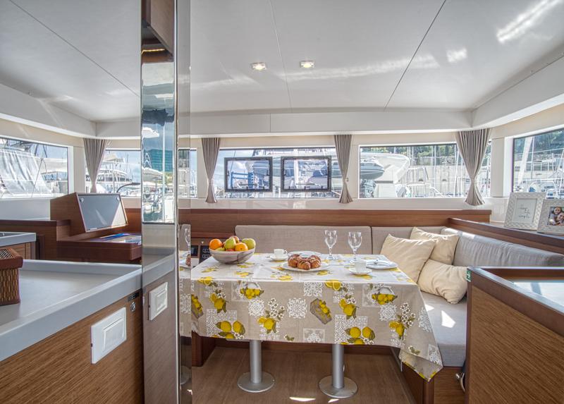 Book yachts online - catamaran - Lagoon 40 - LIQUID SPIRIT - rent