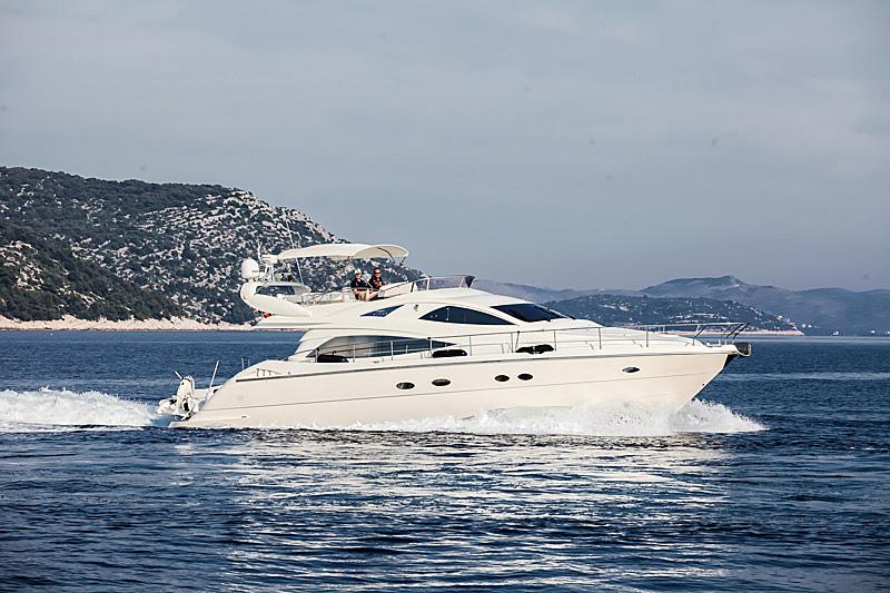 Book yachts online - motorboat - Aicon 56 S Fly - Senza Parole - rent