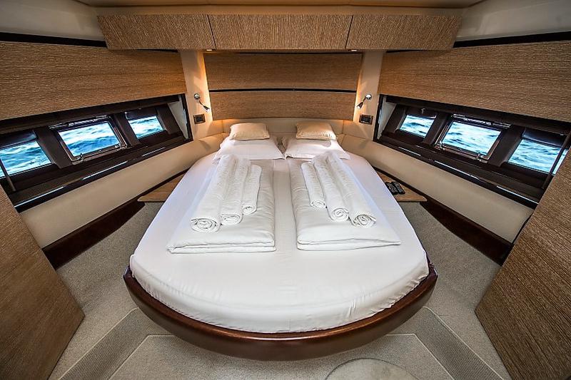 Book yachts online - motorboat - Azimut 47 Fly - Skyfall MY - rent