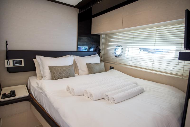 Book yachts online - motorboat - Azimut 72 Fly - Alyss - rent
