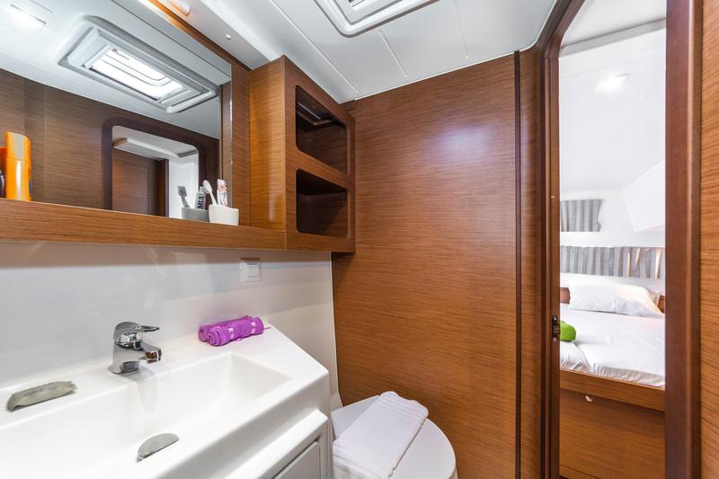 Book yachts online - catamaran - Lagoon 42 A/C &amp; GEN - WM - White Waves - rent