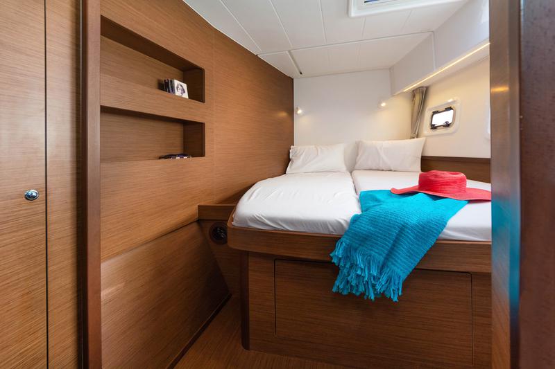 Book yachts online - catamaran - Lagoon 42 A/C &amp; GEN &amp; WM - AMICI - rent