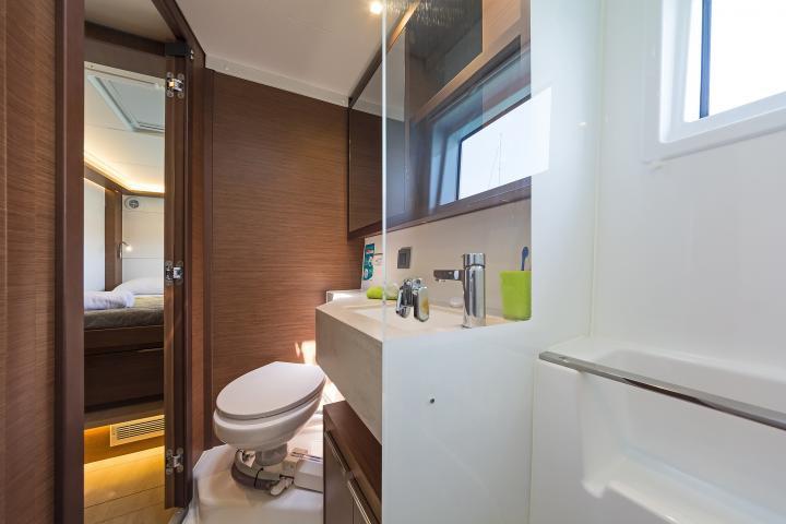 Book yachts online - catamaran - Lagoon 46 A/C &amp; GEN &amp; WM - LUCKY DRAGON - rent