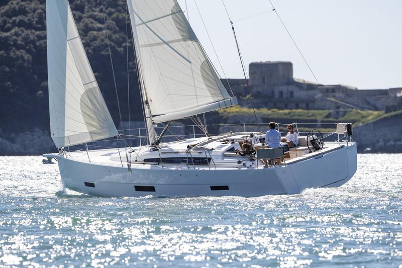Book yachts online - sailboat - Dufour 430 - First Love - rent