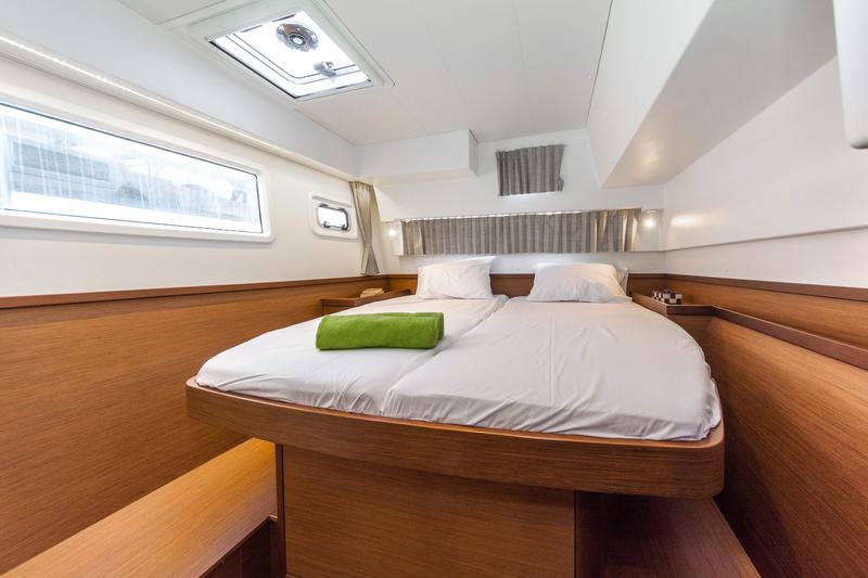 Book yachts online - catamaran - Lagoon 42 A/C &amp; GEN. - PLOUS - rent