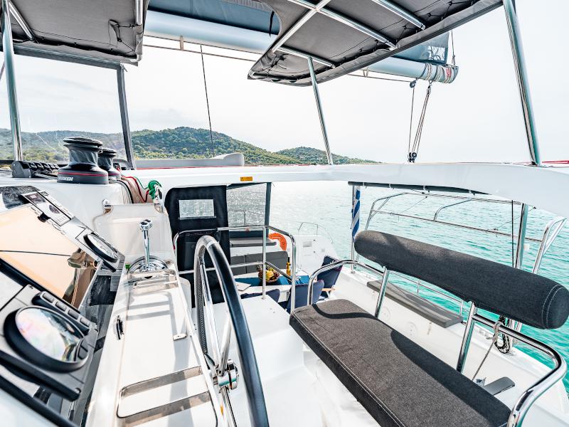 Book yachts online - catamaran - Lagoon 42 - Beauty L A/C-GEN-WATER MAKER-SOLAR-ELEC.WC - rent