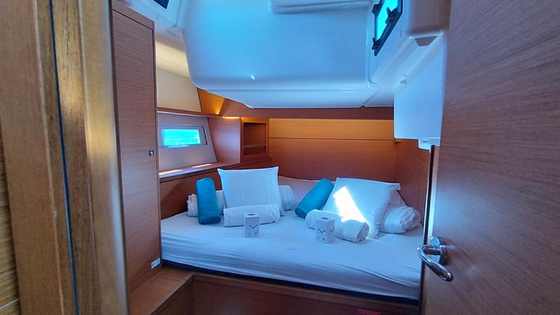 Book yachts online - sailboat - Dufour 530 Owner's Version - Asperula - rent